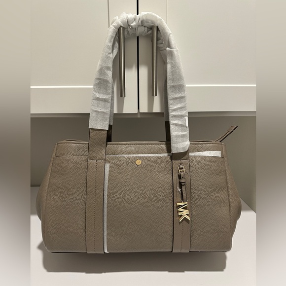 Michael Kors Romee large pebble leather tote NWT in Birch - Picture 4 of 14